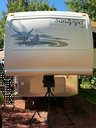 Walk around bed, ceiling fan, A/C, new fridge/freezer, new 12v battery, heated holding tanks, dual 3...