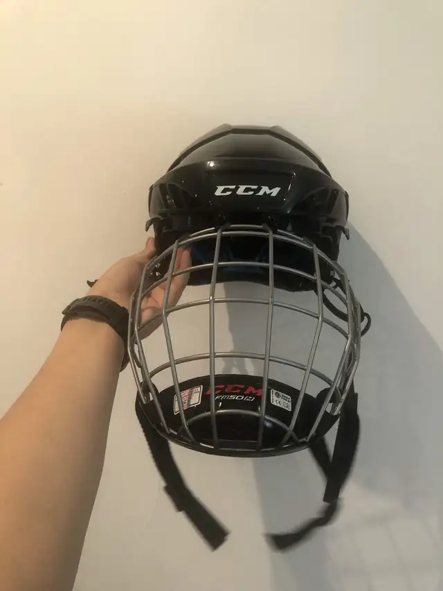 Kids ice skating helmet (CCM) - 20$ in Hockey in Oakville / Halton Region - Image 4