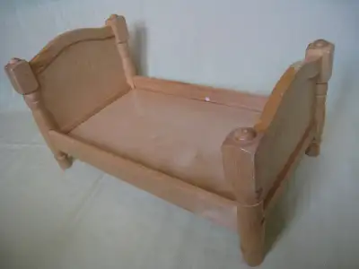 Good condition and sturdy construction. It’s large enough to fit dolls up to 21" Perfect for America...
