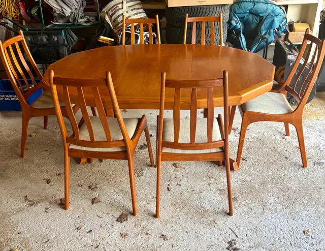 Teak Vintage Mid Century Modern Dining Table  in Dining Tables & Sets in Oshawa / Durham Region - Image 3