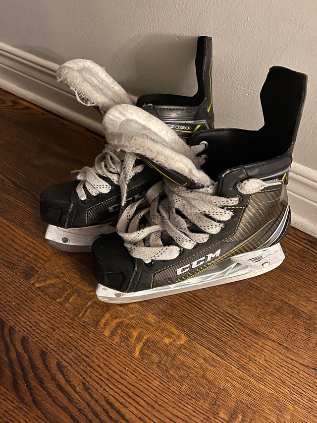 CCM 9060 Skates in Hockey in Ottawa