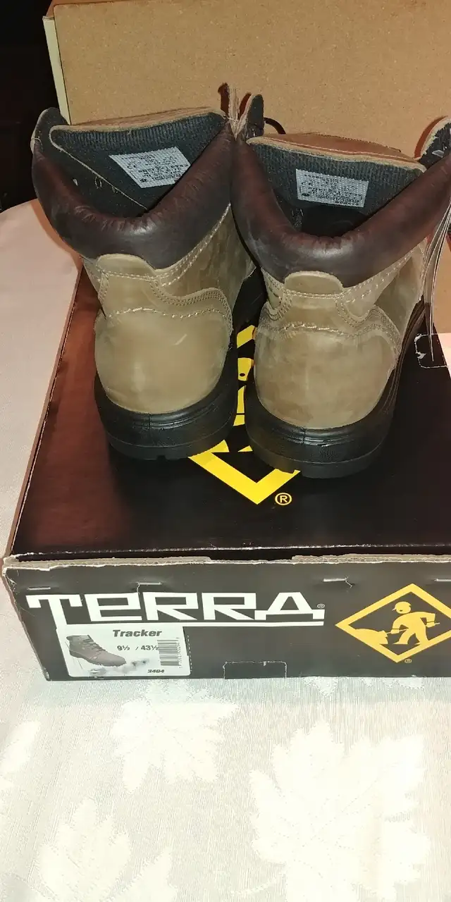 Terra safety boot -water resistant leather + Comfort Zone Insole in Men's Shoes in Calgary - Image 3