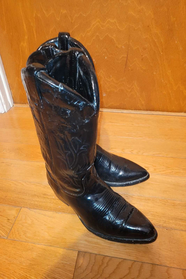 Decorative ceramic cowboy boots in Home Décor & Accents in London - Image 4