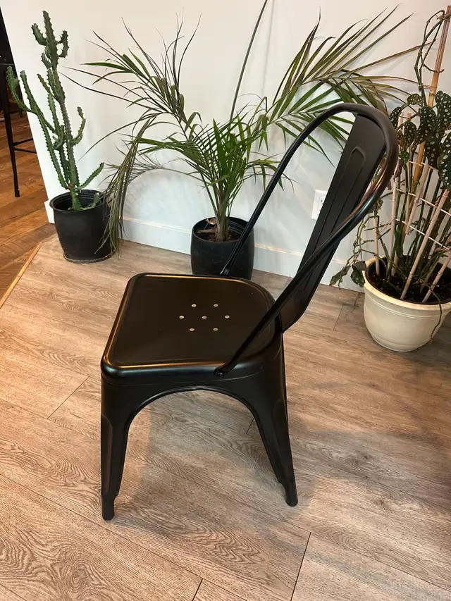 11 black metal chairs in Chairs & Recliners in Kelowna - Image 3