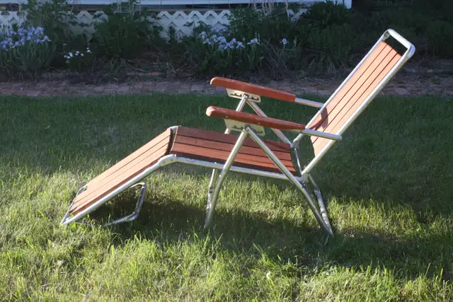 Redwood and aluminum folding chaise lounge in Patio & Garden Furniture in Regina - Image 5