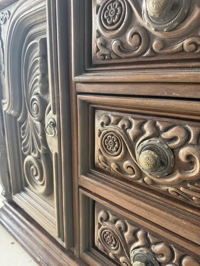 Free Delivery! Solid Wood Carved Credenza Buffet in Hutches & Display Cabinets in Oshawa / Durham Region - Image 7
