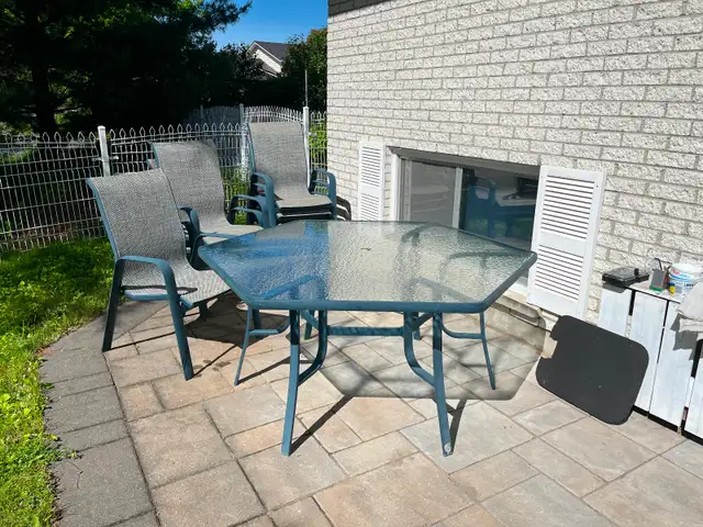 Table de jardin en aluminium et verre in Patio & Garden Furniture in Longueuil / South Shore - Image 2