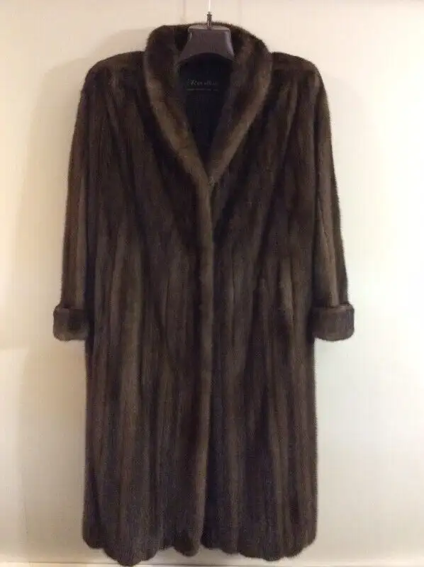 Manteau vintage en vison  Revillon in Women's - Tops & Outerwear in Québec City - Image 5