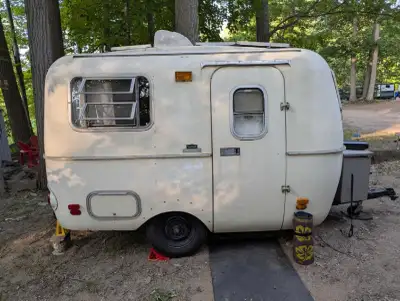 Roulotte légère à transporter. Munie de panneau solaire sur le toit ! Autonomie de 3 jours. Pneus ne...