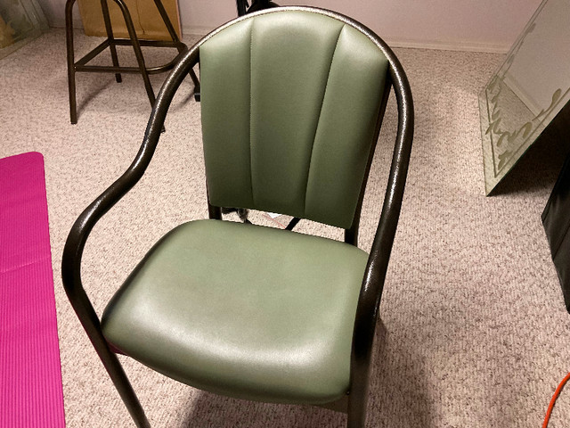 Top quality vinyl chairs have 6 and also stools dans Mobilier de salle à manger et cuisine  à Winnipeg - Image 2