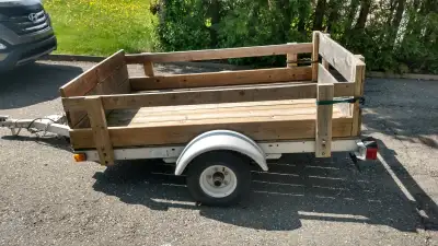 Remorque utilitaire 4 x 6 en acier galvanisé et bois. Un pneu (spare) neuf.