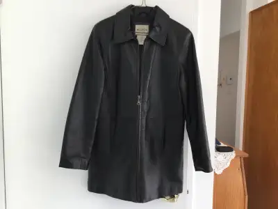 Manteau de cuir véritable pour femme grandeur small. 2 poches avant et 1 poche intérieur. Fermeture...