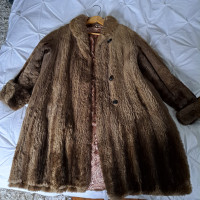 3 manteaux: vrai fourrure pratiquement neufs. 500$ chaque.