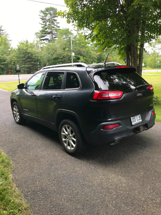 2015 JEEP Cherokee North, moteur V6 de 3.2 L dans Autos et camions  à Lévis - Image 4
