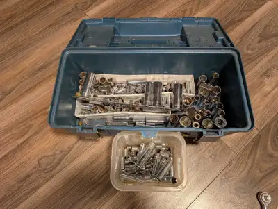 Four ratchets and over 100 sockets up to 25mm, some 1/4 inch and some are 1/2 inch. Mix of Craftsman...
