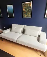 Sofa canapé gris pâle base en bois