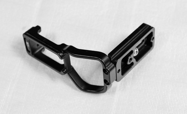 Kirk L Bracket for Fuji X-T2 Vertical Power Booster Grip in Cameras & Camcorders in Winnipeg - Image 2