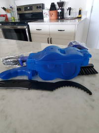 Bicycle chain cleaner tool.