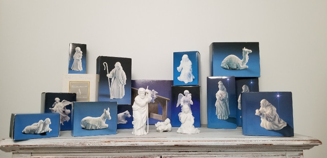 Crèche vintage AVON 16 figurines en porcelaine   dans Art et objets de collection  à Laval/Rive Nord