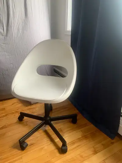 Desk Chair // Chaise du Bureau, View more
