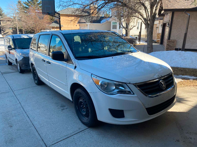 2010 Volkswagen Routan Minivan  in Cars & Trucks in Calgary