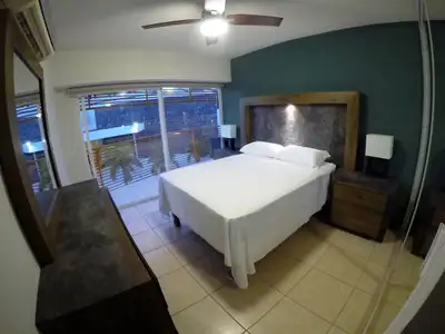 Nous offrons deux chambres à louer dans un condo . Une chambre a un lit Queen , air climatisé et acc...