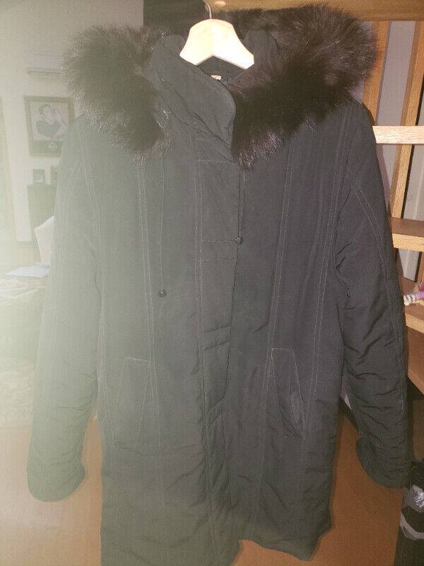 manteau hiver marque Nuage avec capuchon en vraie fourrure | Femmes - Hauts  et vêtements d'extérieur | Lanaudière | Kijiji