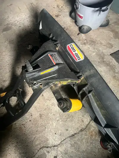 Optimisez votre VTT avec ce chasse-neige Can-Am Alpine Flex robuste, conçu pour un déneigement effic...