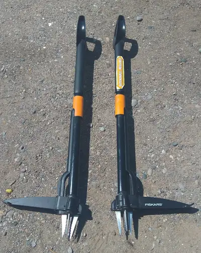 Stand-Up Lawn Weeder with Easy-Eject and Extendable Handle Located in Wardsville Ont. In Great condi...