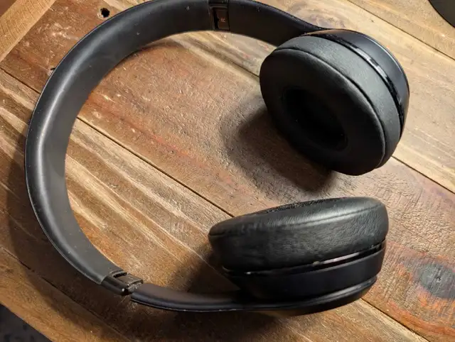 Beats Solo 3 by Dr Dre with Carrying Case in Headphones in Bedford - Image 2