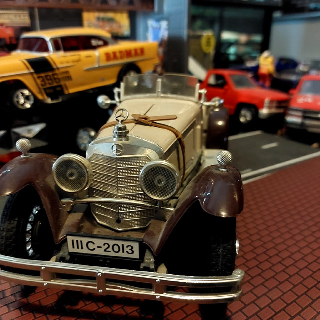 DIECAST CARS & TRUCKS  1:18 MERCEDES  in Toys & Games in Hamilton - Image 3