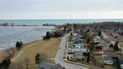 Live by the Lake - House 2 bedrooms legal basement