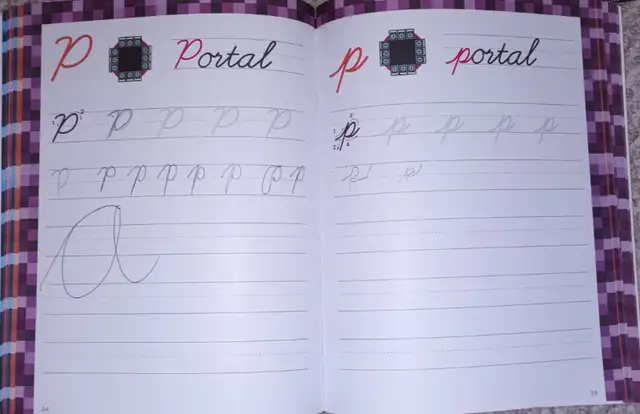 Minecraft Official Aquatic Adventure Sticker Book & Handwriting in Children & Young Adult in London - Image 6