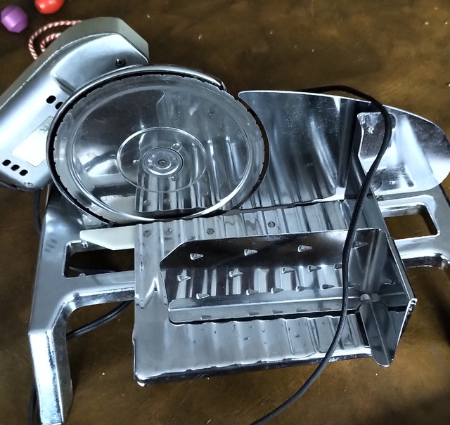 Rival Electric Meat/Food Slicer, 6.5" Blade, Near-New Condition in Processors, Blenders & Juicers in Stratford - Image 2