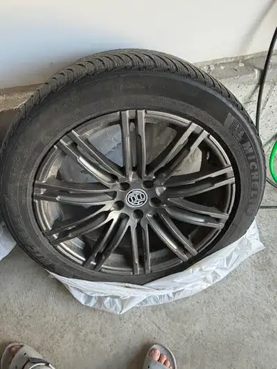 Fits Audi Q5+, BMW X3+, Mercedes SUV, Porsche SUV Tire Brand: Michelin Tire Size: 275/45R20 20" tire...