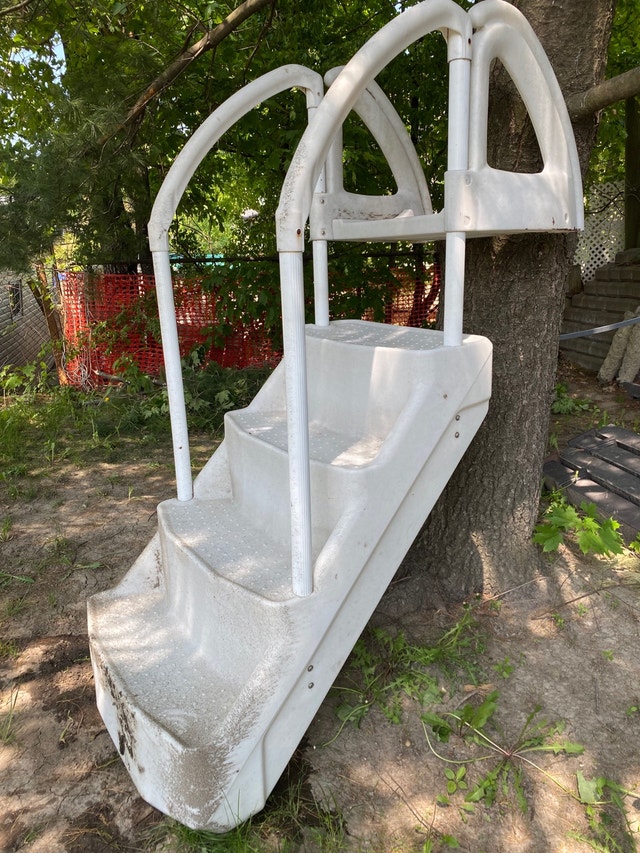 Stairs for above ground pool Escalier de piscine horsterre Hot Tubs