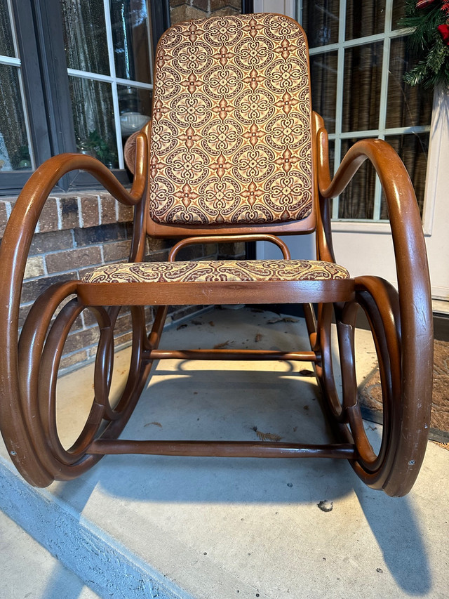 VINTAGE “ GERADUE” BENTWOOD  THONENT STYLE ROCKING CHAIR  in Chairs & Recliners in Regina - Image 3