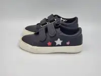 Girls Shoes Stars Model Black Size 9 brand new / souliers filles