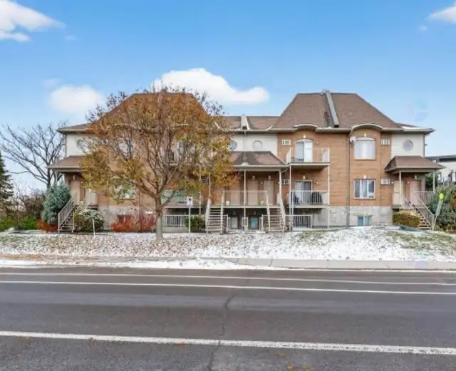 Beautiful 2 bedroom ground level Condo for rent Asap-1092sft