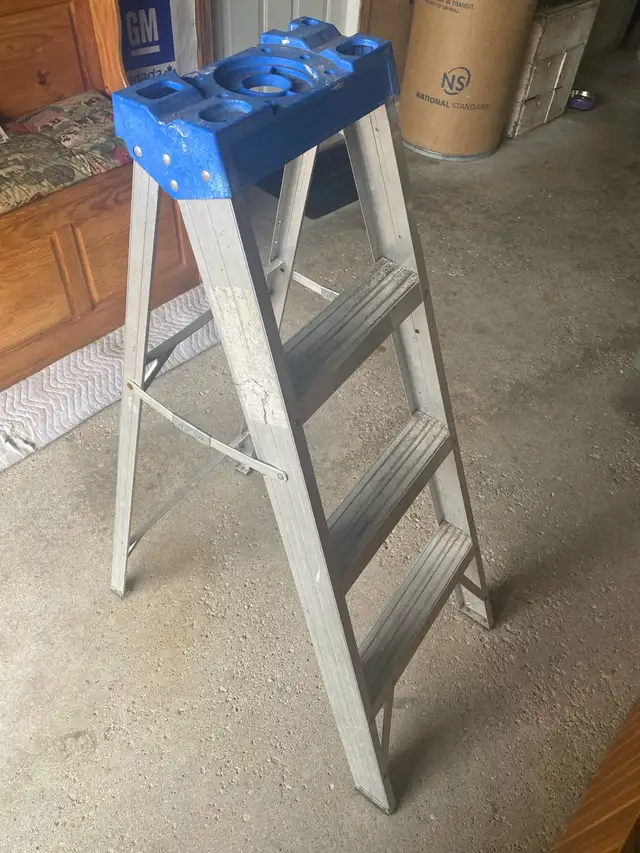 3’ Aluminum Ladder in Ladders & Scaffolding in Norfolk County - Image 2