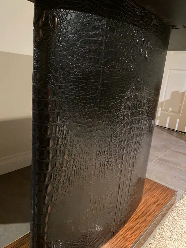 Vanucci Alligator Skin Sofa Table562904859117496324