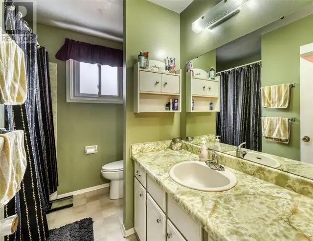 5 bedrooms, 2 full bathrooms house for lease in Long Term Rentals in Sarnia - Image 3