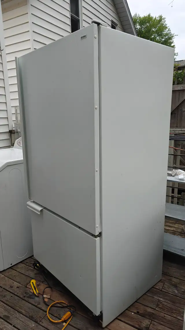 Sears -white 2-door, bottom freezer refrigerator in Refrigerators in City of Halifax - Image 3