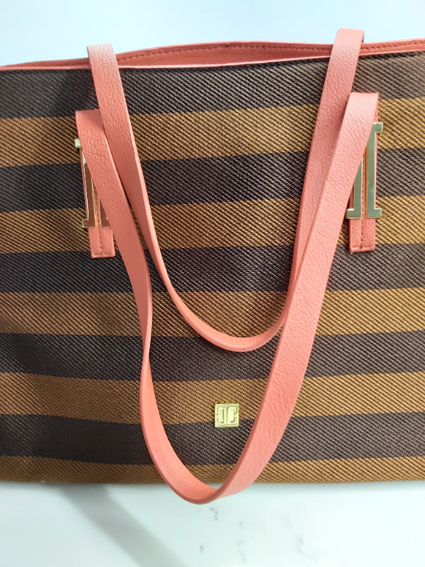 Ivanka Trump Purse in Women's - Bags & Wallets in Thunder Bay - Image 3