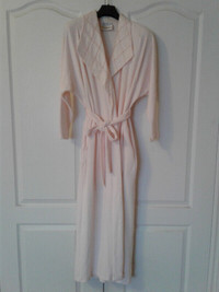 *New* La Vie en Rose women's dressing robe for sale