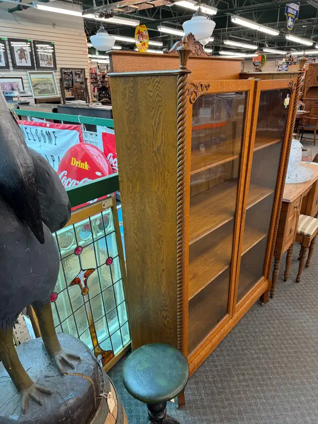 Beautiful solid oak display cabinet  in Hutches & Display Cabinets in Edmonton - Image 3