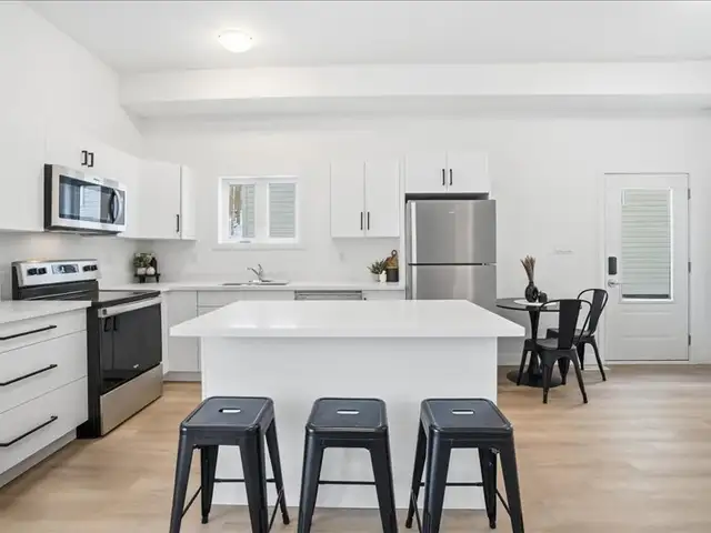 Modern Luxury  2 and 3 Bedroom Units in Long Term Rentals in Muskoka - Image 5