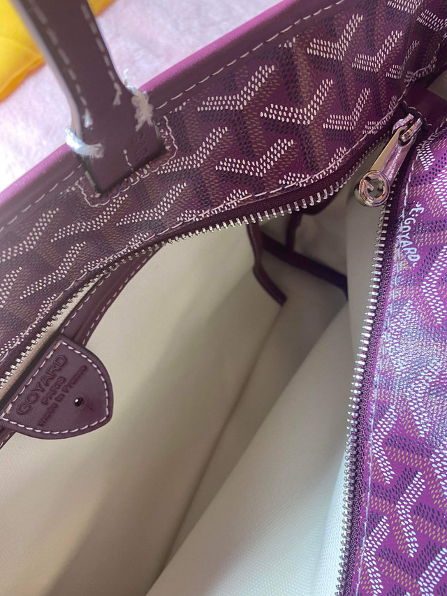 Goyard zippered bag in Women's - Bags & Wallets in City of Toronto - Image 2