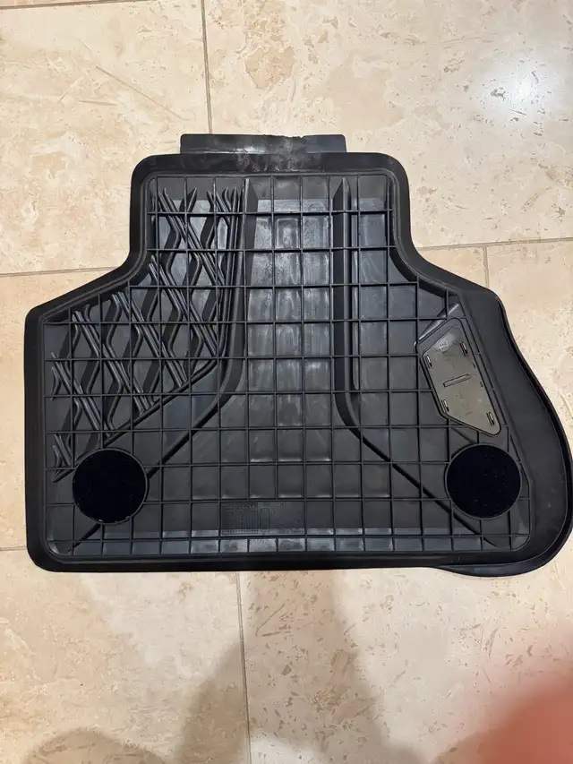 Original BMW X5 Winter Floor Mats 2025-2019 in Other Parts & Accessories in Markham / York Region - Image 8