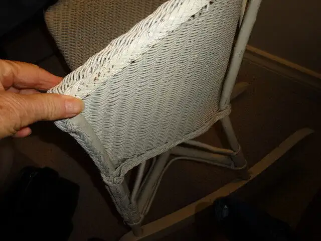 Child vintage white rocker/chair ,good condition  40s? in Chairs & Recliners in Kelowna - Image 3